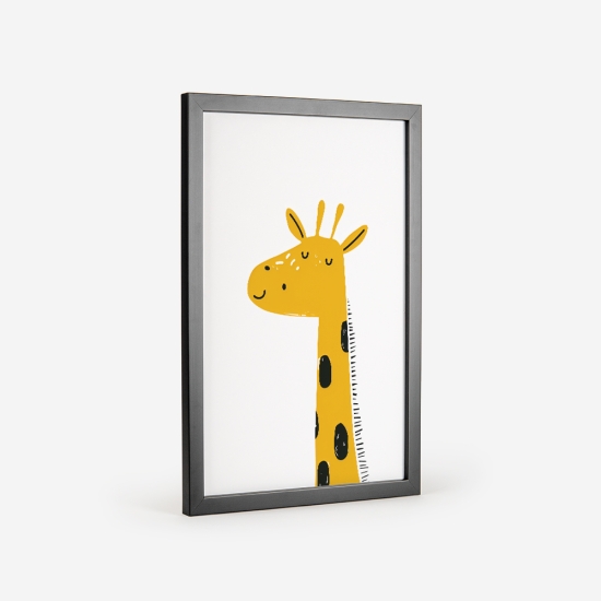 Poster de uma girafa amarela com pescoço longo e manchas pretas, ideal para decoração de quartos infantis. 2