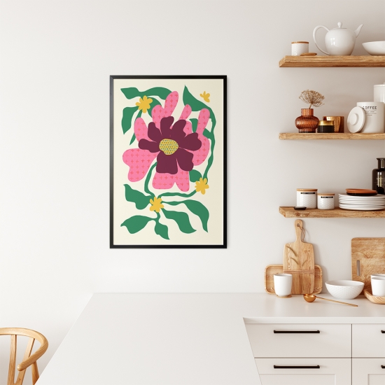 Poster de uma flor com pétalas cor-de-rosa que possuem um padrão de linhas cruzadas com o centro amarelo com pontos e flores menores em amarelo num fundo creme claro. 1